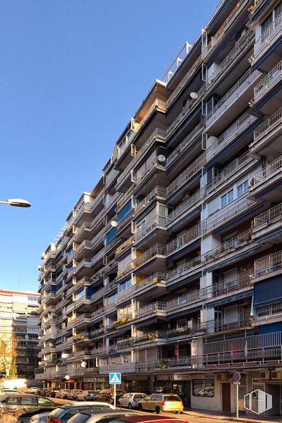 Local en venta en Calle Porto Colón, 8, Alcorcón, Madrid, 28924 con edificio, cielo, bloque de torre, arquitectura, coche, diseño urbano, vehículo, luz de la calle, condominio y barrio alrededor