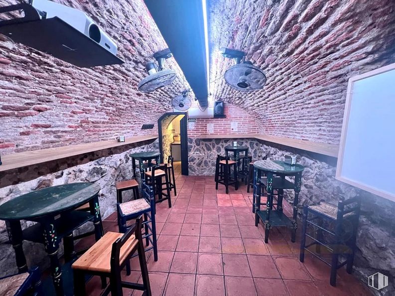 Retail for sale at Calle Cava Baja, Centro, Madrid, 28005 with table, light fixture, stool, lighting, ceiling, restaurant, night, chair and bar around