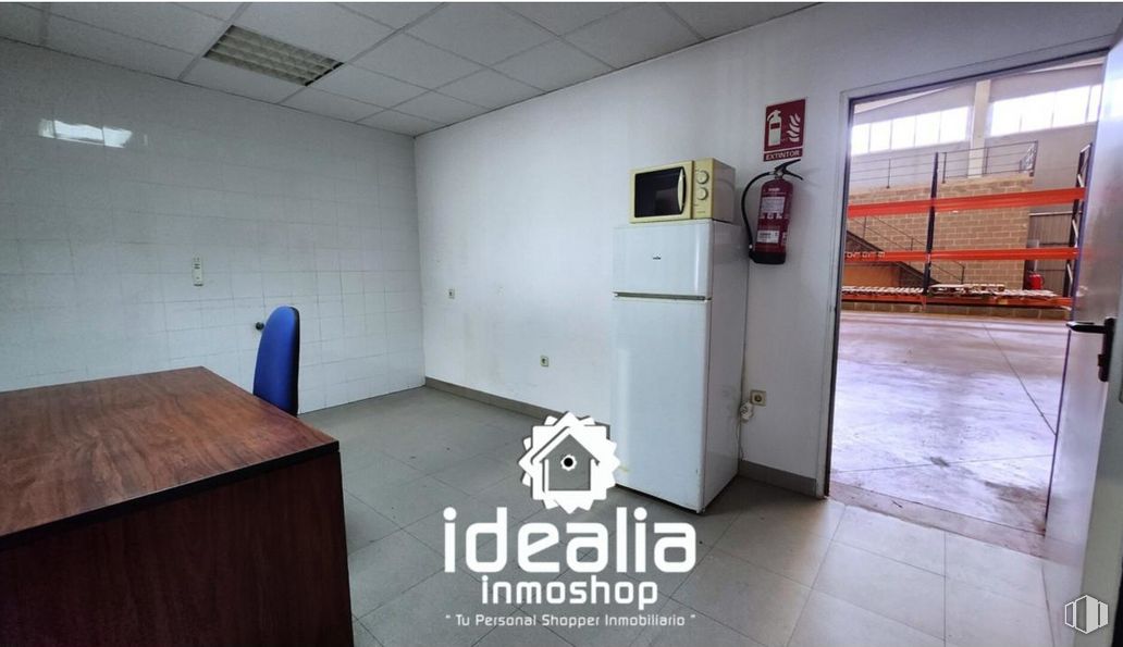 Industrial for sale at Calle Casilla Dolores, Ontígola, Toledo, 45340 with refrigerator, desk, flooring, floor, wood, building, ceiling, table, hall and door around