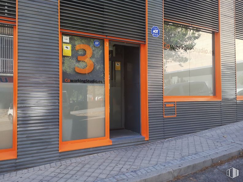 Oficina en alquiler en Travesía José Arcones Gil, 3, Ciudad Lineal, Madrid, 28017 con ventana, mediante, propiedad, accesorio, madera, naranja, material compuesto, fachada, tintes y matices, gas y vidrio alrededor