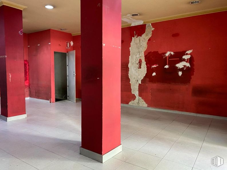 Retail for rent at Plaza Constitución, Cuenca, 16002 with flooring, architecture, art, floor, red, material property, composite material, fixture, building material and ceiling around