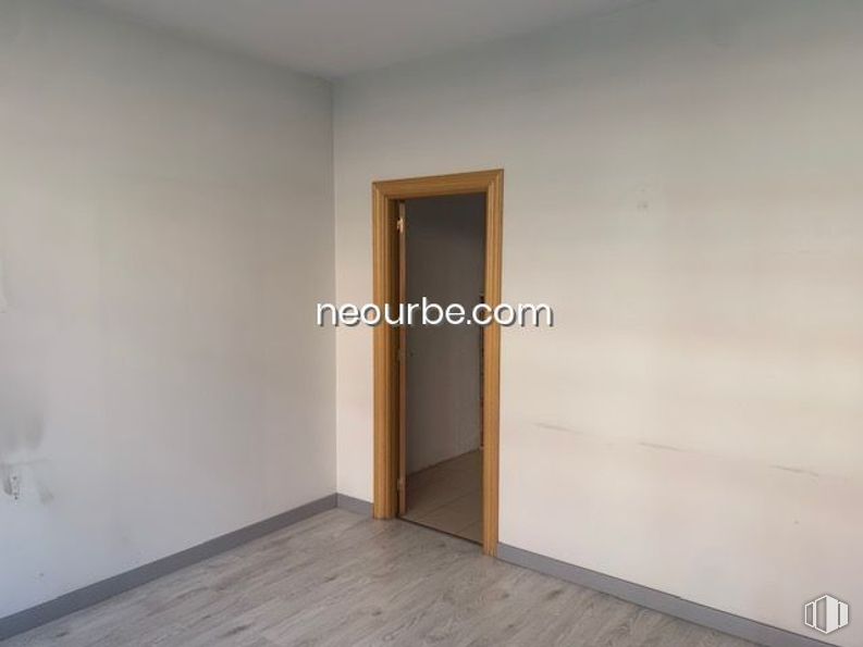 Retail for rent at Calle Agustín Rodríguez Sahagún, Ávila, 05003 with fixture, wood, floor, flooring, wood stain, paint, hardwood, automotive exterior, ceiling and door around