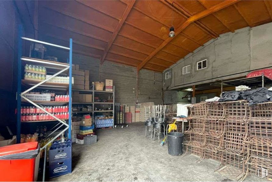 Nave en venta en Polígono Industrial, Moralzarzal, Madrid, 28411 con productos envasados, mueble, neumático automotriz, madera, neumático, edificio, suelo, gas, ingeniería y estantería alrededor