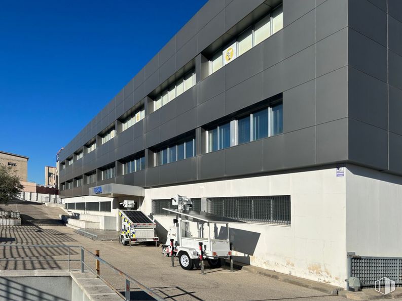 Oficina en alquiler en Calle San Rafael, Alcobendas, Madrid, 28108 con edificio, cielo, ventana, rueda, neumático, vehículo, sombra, diseño urbano, fachada y condominio alrededor