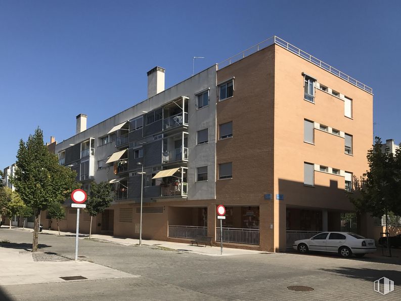 Local en alquiler y venta en Calle Alcobendas, 3, Leganés, Madrid, 28914 con coche, edificio, ventana, cielo, propiedad, luz de la calle, árbol, diseño urbano, zona residencial y barrio alrededor