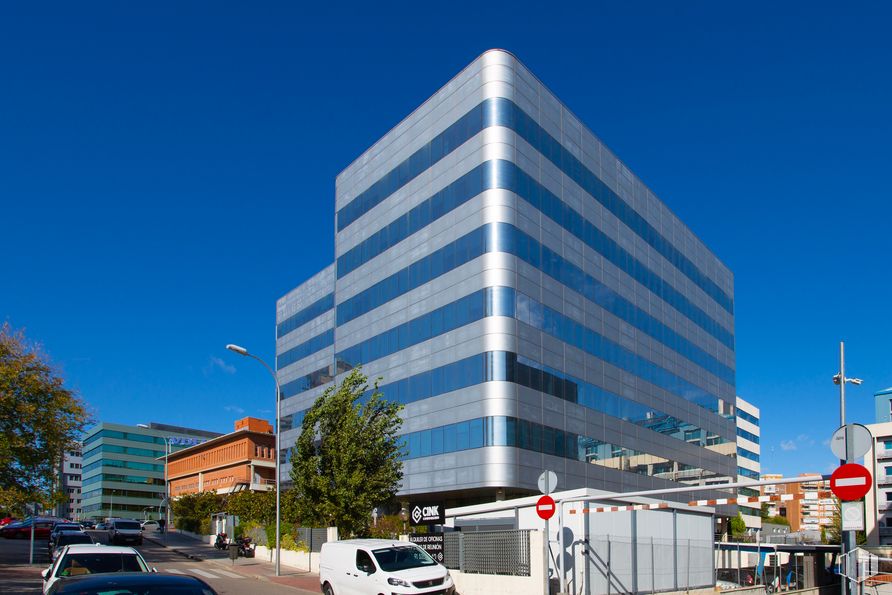 Oficina en alquiler en Avenida Manoteras, 24, Hortaleza, Madrid, 28050 con camioneta, edificio, coche, cielo, vehículo, rascacielos, bloque de torres, luz de la calle, torre y diseño urbano alrededor