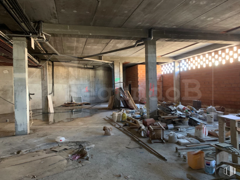 Retail for sale at Calle Ventanilla, 8, Colmenarejo, Madrid, 28270 with table, packaged goods, wood, architecture, building, floor, flooring, house, gas and beam around