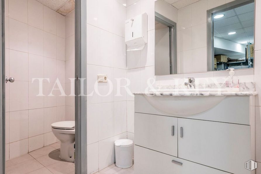 Local en venta en Calle Eras Altas, Villa de Vallecas, Madrid, 28031 con inodoro, ebanistería, espejo, mueble de baño, fregadero, cuarto de baño, accesorio, grifo, morado y interiorismo alrededor