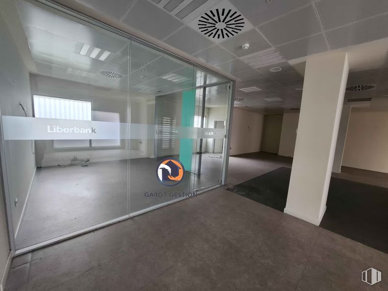 Retail for sale & for rent at Avenida Barcelona, Guadalajara, 19005 with building, interior design, hall, flooring, fixture, floor, ceiling, glass, space and facade around