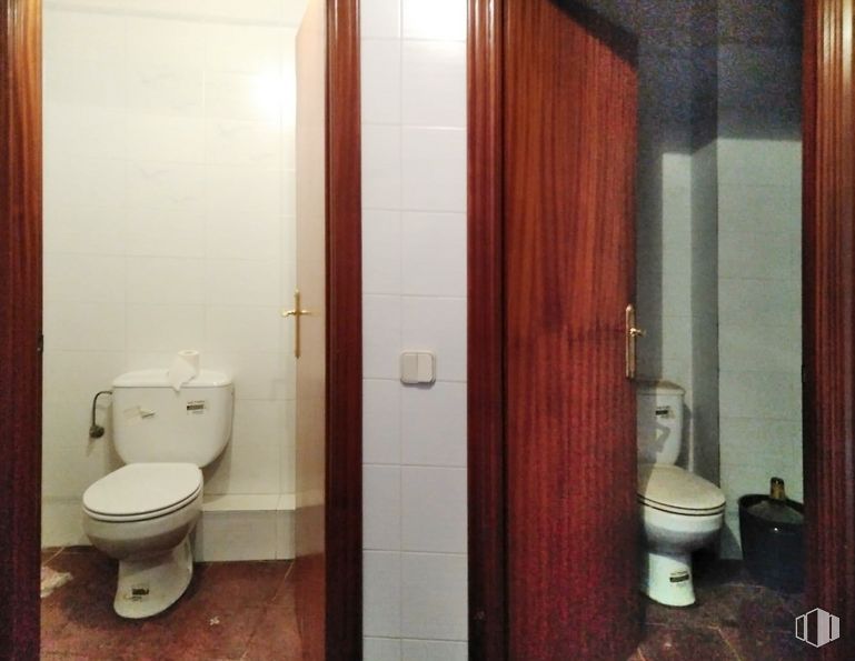 Retail for rent at Urbanización la Tejería, Chinchón, Madrid, 28370 with toilet, door, brown, property, toilet seat, photograph, plumbing fixture, bathroom, purple and black around