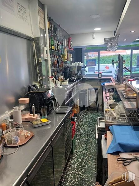 Local en alquiler y venta en Calle José Arcones Gil, Ciudad Lineal, Madrid, 28017 con encimera, vidrio, cocina, restaurante, estante, estantería, aluminio, planta de interior, ebanistería y fontanería alrededor