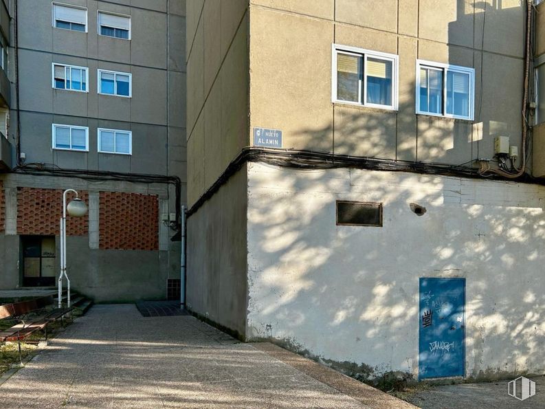 Retail for sale at Travesía Nuevo Alamín, Guadalajara, 19005 with window, building, road surface, wood, urban design, shade, fixture, plant, residential area and brick around