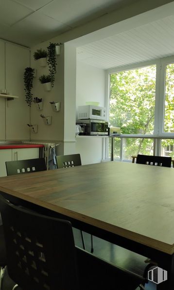 Oficina en alquiler en Calle Princesa, 31, Moncloa - Aravaca, Madrid, 28008 con mesa, silla, mueble, propiedad, ebanistería, edificio, ventana, encimera, madera y mesa de cocina y comedor alrededor