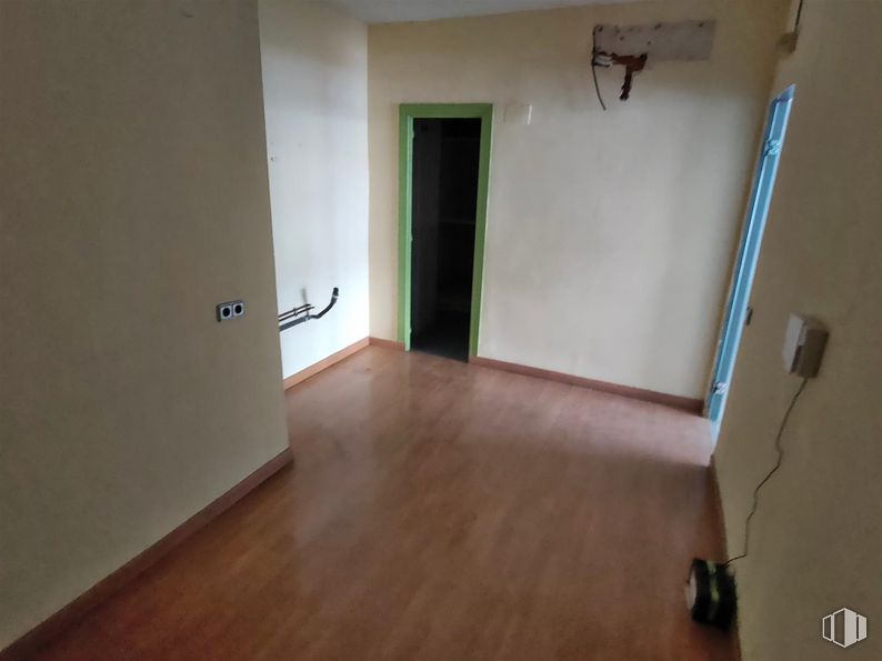 Retail for sale at Calle Manacor, 3, Humanes de Madrid, Madrid, 28970 with door, fixture, wood, flooring, floor, paint, wood stain, hardwood, ceiling and laminate flooring around