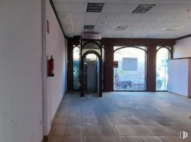 Retail for sale at Jacinto Benavente, Villanueva de la Cañada, Madrid, 28691 with door, fixture, building, hall, flooring, window, tile flooring, ceiling, wood and arch around