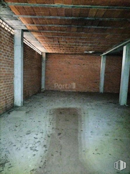 Retail for sale at Calle Resina, Cuéllar, Segovia, 40200 with wood, floor, brickwork, brick, flooring, building material, concrete, ceiling, hardwood and composite material around