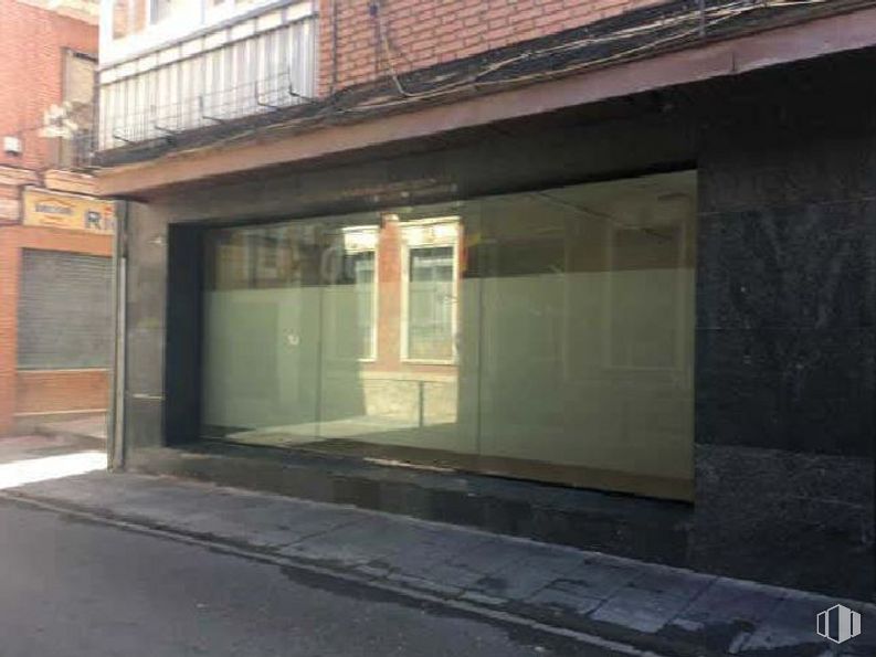 Retail for sale at Calle Doctor Benito Hernando, 16, Guadalajara, 19001 with building, property, window, fixture, architecture, road surface, wood, composite material, asphalt and tints and shades around