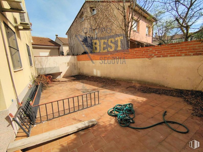 Retail for sale & for rent at Zona centro San Cristóbal, San Cristóbal de Segovia, Segovia, 40197 with window, sky, building, wood, road surface, plant, tree, urban design, tints and shades and landscape around