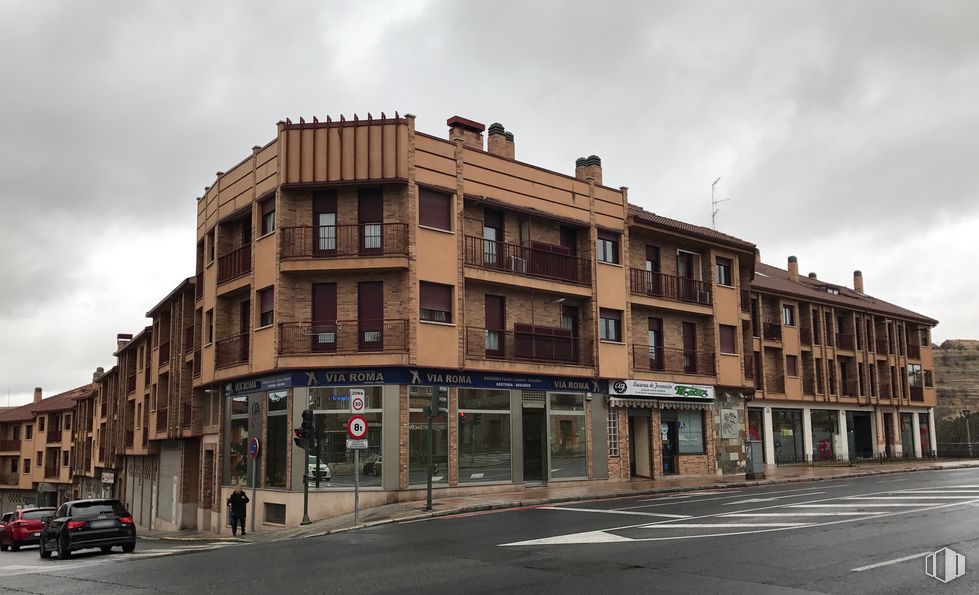 Retail for rent at Calle Las Nieves, 29, Segovia, 40003 with building, car, cloud, sky, window, street light, vehicle, tire, urban design and neighbourhood around