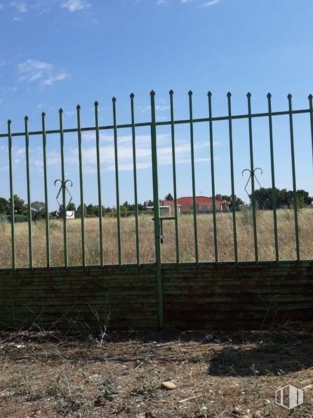 Land for sale at Urbanización El Cuartillejo, Illana, Guadalajara, 19119 with sky, cloud, fence, land lot, wire fencing, composite material, gas, rectangle, home fencing and landscape around