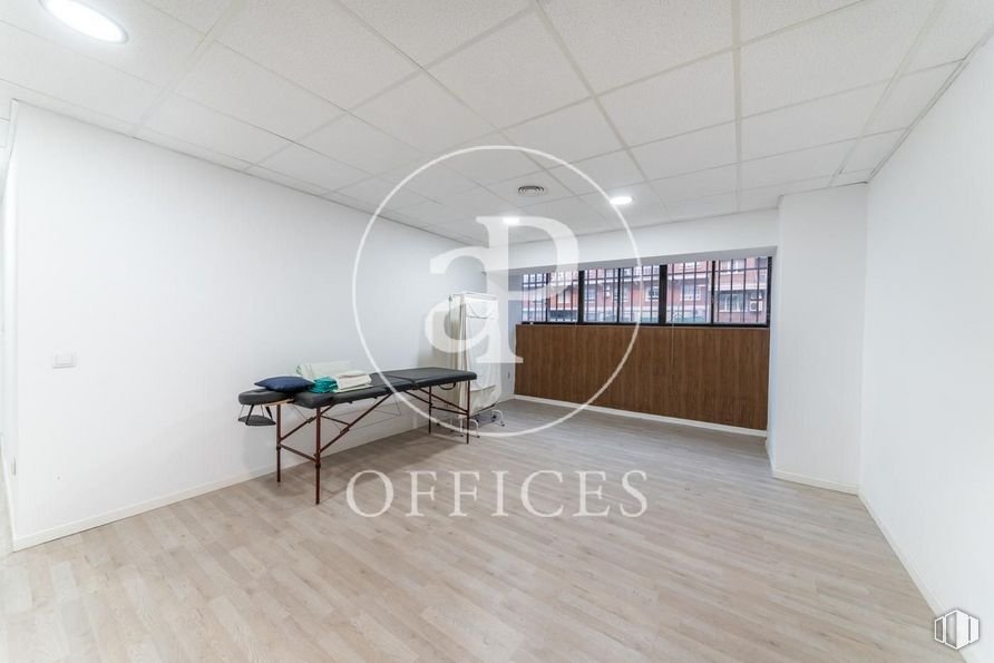 Oficina en venta en Paseo Castellana, Tetuán, Madrid, 28046 con mesa, alumbrado, edificio, madera, pavimentos, pasillo, piso, suelo laminado, techo y madera alrededor