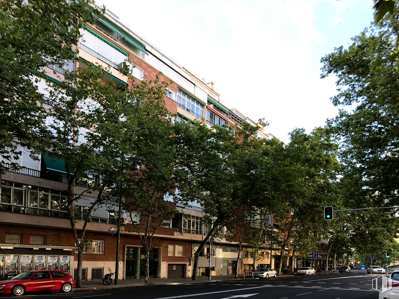 Local en alquiler y venta en Zona Chamartín, Chamartín, Madrid, 28036 con coche, edificio, vehículo, cielo, infraestructura, rueda, árbol, neumático, nube y diseño urbano alrededor