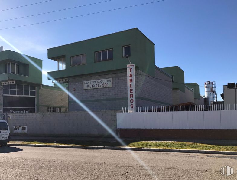 Nave en alquiler y venta en Calle Juan de Austria, 134, Guadalajara, 19004 con edificio, ventana, cielo, asfalto, área residencial, edificio comercial, neumático automotriz, fachada, diseño urbano y bienes raíces alrededor