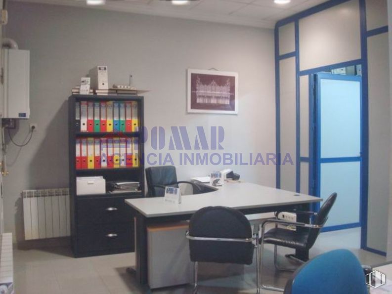 Office for sale at Calle Alfonso de Montalvo, 9, Ávila, 05001 with picture frame, chair, table, bookcase, chest of drawers, building, property, furniture, shelf, shelving and interior design, cabinetry around