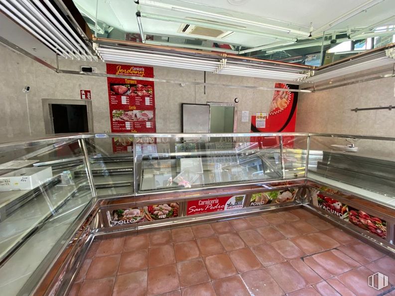 Retail for rent at Calle Ezequiel Solana, Ciudad Lineal, Madrid, 28017 with building, wood, flooring, retail, handrail, ceiling, convenience store, grocery store, beam and metal around