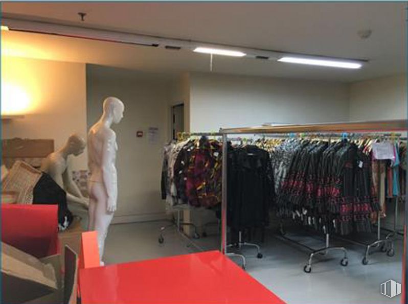 Local en alquiler en Zona Chueca, Centro, Madrid, 28004 con persona, mesa, mueble, lámpara, diseño automotriz, percha, ropa deportiva, diseño de moda, estante y evento alrededor