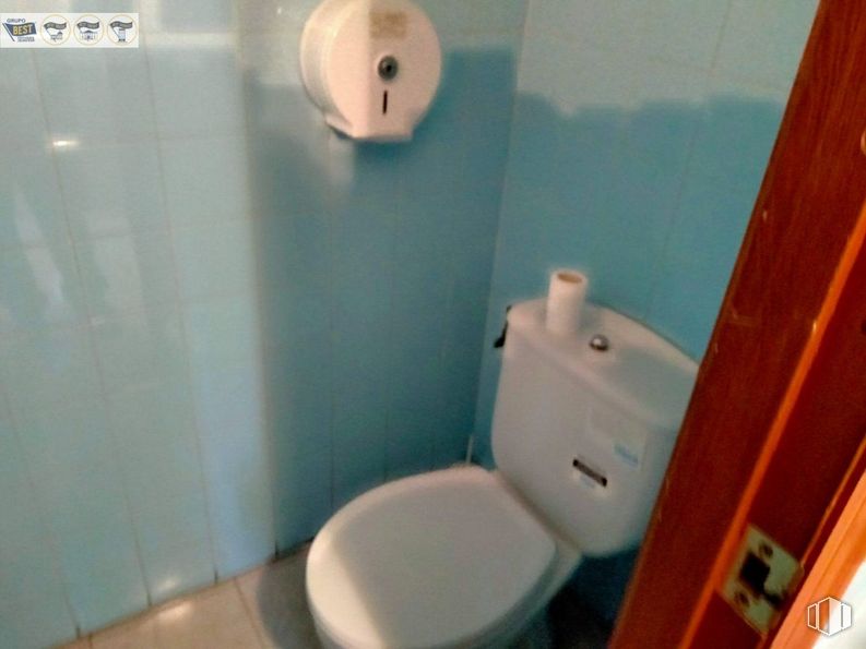 Retail for sale at El Sotillo - La Lastrilla, La Lastrilla, Segovia, 40196 with toilet, plumbing fixture, bathroom, toilet seat, plumbing, bathroom sink, flooring, floor, room and sink around