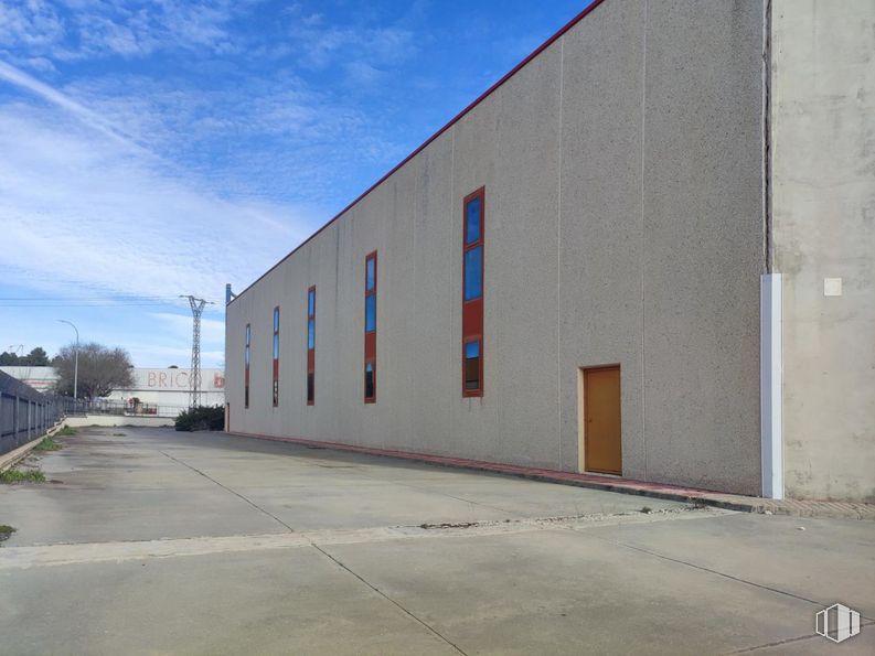 Industrial for sale at Polígono industrial Villacañas, Villacañas, Toledo, 45860 with door, window, building, sky, property, cloud, asphalt, road surface, street light and house around