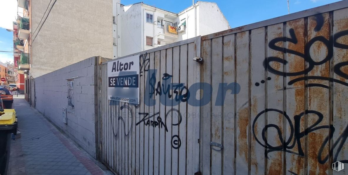 Suelo en venta en Calle Gregorio Ortiz, Villaverde, Madrid, 28021 con graffiti, cielo, fuente, arte, árbol, valla, pintura, fachada, gas y ciudad alrededor