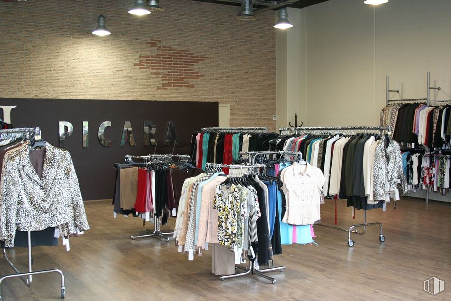 Nave en alquiler y venta en Calle Industrias, 71, Alcorcón, Madrid, 28923 con percha, alumbrado, diseño de interiores, compras, diseño de moda, venta minorista, boutique, camiseta, bolsa y moda callejera alrededor