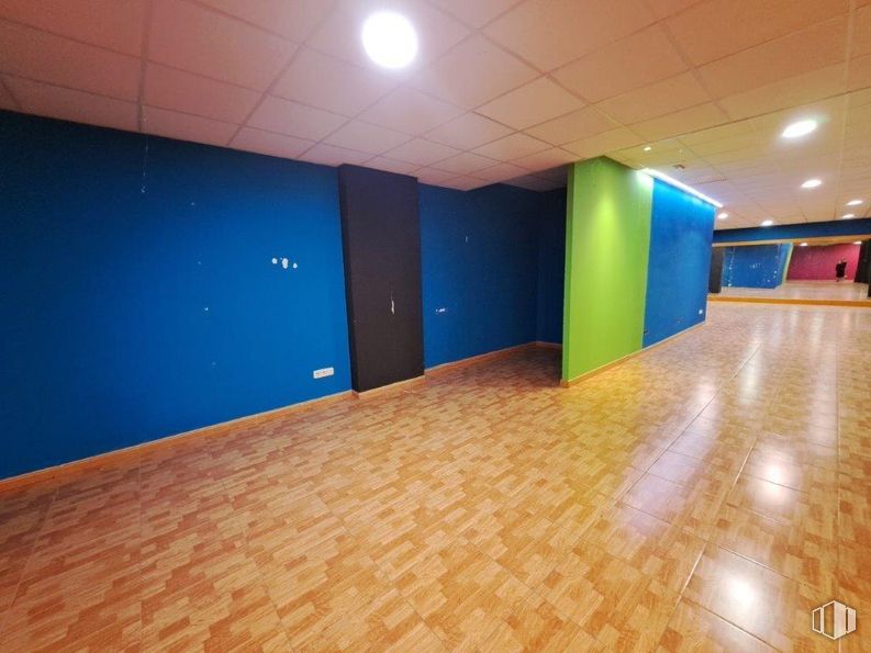 Retail for rent at General Villalba, Toledo, 45003 with light fixture, flooring, floor, ceiling, wood, interior design, wood flooring, lighting, laminate flooring and hall around