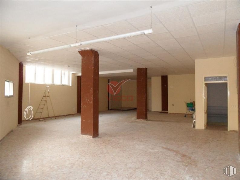 Retail for sale & for rent at Calle Hermanos Becerril, Cuenca, 16004 with property, fixture, hall, wood, flooring, floor, hardwood, plaster, composite material and concrete around