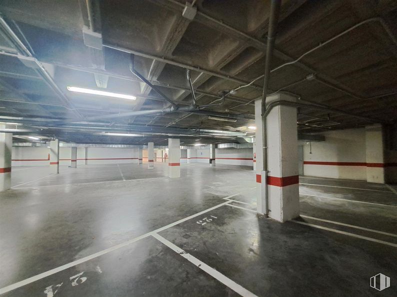 Office for sale at Glorieta Playa de San Lorenzo, 8, Barajas, Madrid, 28042 with light fixture, lighting, floor, parking lot, parking, basement, hall, steel and fluorescent lamp around