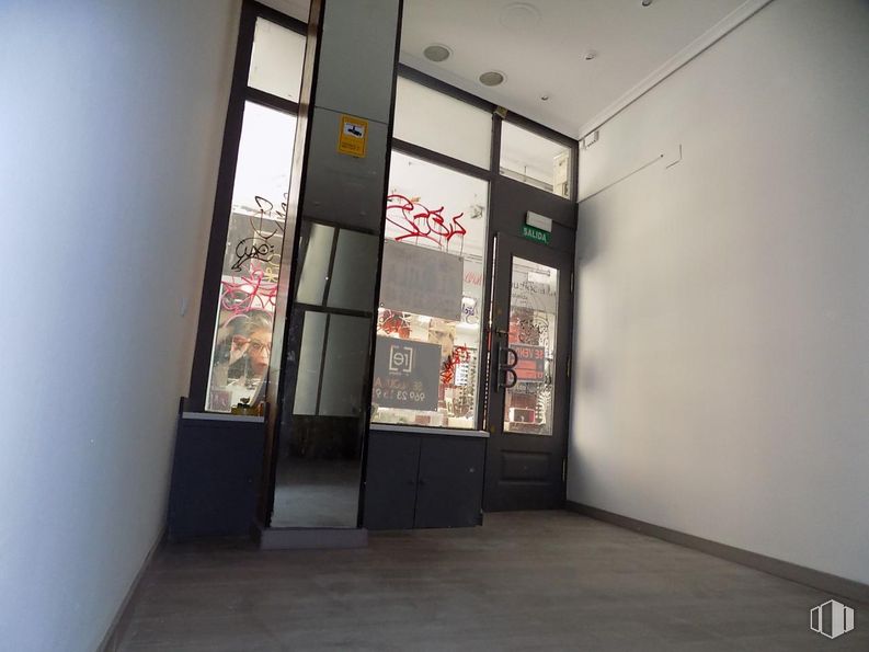 Retail for sale & for rent at Zona Centro, Cuenca, 16002 with door, fixture, flooring, art, glass, composite material, ceiling, event, visual arts and transparency around