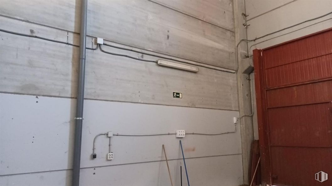 Industrial for rent at Calle Turín, 15, Parla, Madrid, 28980 with door, building, wood, flooring, floor, electrical wiring, electricity, composite material, facade and automotive exterior around