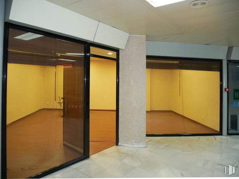 Retail for sale at Calle Uruguay, Toledo, 45004 with fixture, hall, door, automotive exterior, flooring, floor, ceiling, shade, glass and vehicle door around