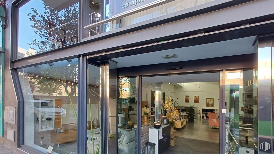 Local en alquiler y venta en Calle San José de Calasanz, Getafe, Madrid, 28902 con ventana, sombra, puerta, accesorio, edificio, fachada, árbol, maceta, edificio comercial y venta al por menor alrededor