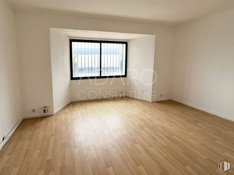 Industrial for sale & for rent at Zona industrial, Valdemoro, Madrid, 28343 with building, window, fixture, wood, paint, flooring, hall, floor, shade and laminate flooring around