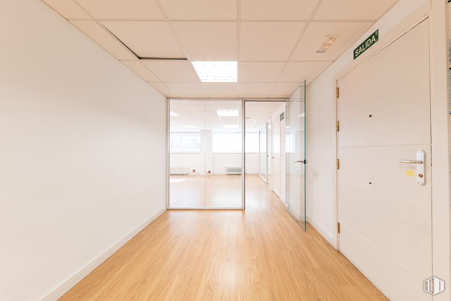 Oficina en venta en Calle Guzmán el Bueno, Chamberí, Madrid, 28003 con ebanistería, edificio, accesorio, diseño de interiores, piso, pavimentos, madera, puerta, pasillo y techo alrededor