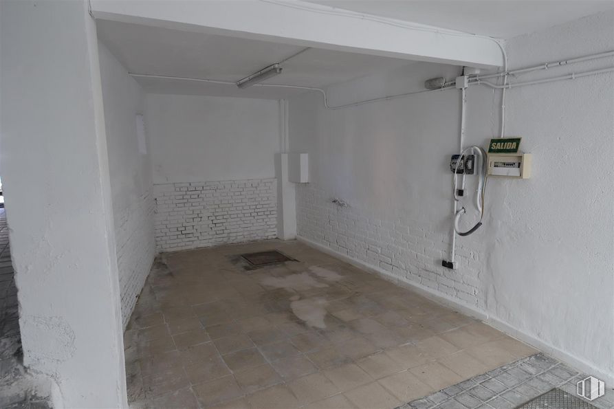 Nave en alquiler en Calle Garci-Nuño, 35, Tetuán, Madrid, 28029 con edificio, accesorio, suelo, material compuesto, suelos, casa, gas, techo, ducha y puerta alrededor