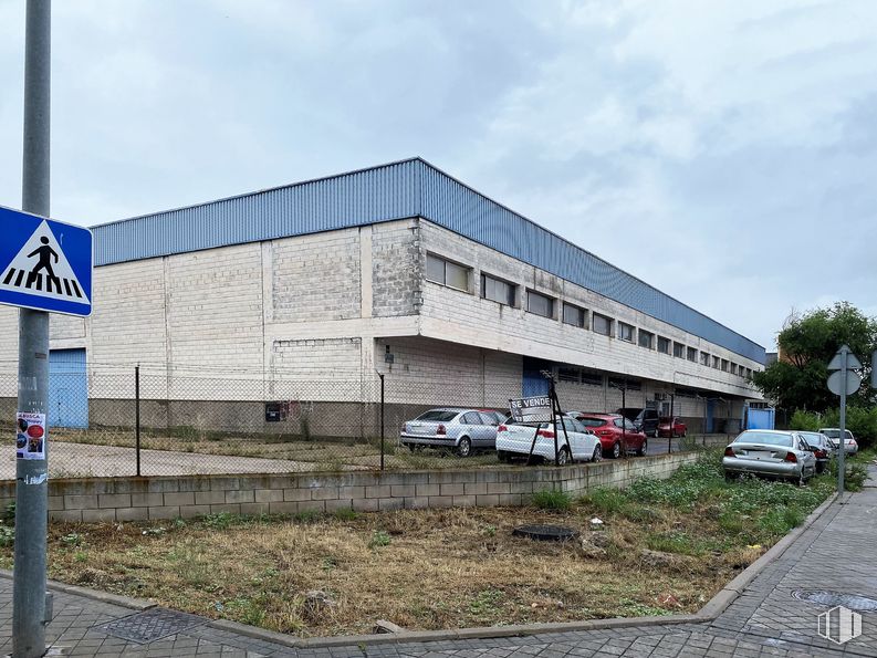 Nave en venta en Zona industrial, Torrejón de Ardoz, Madrid, 28850 con coche, edificio, cielo, planta, nube, vehículo, vehículo de motor, árbol, señal de tráfico y zona residencial alrededor