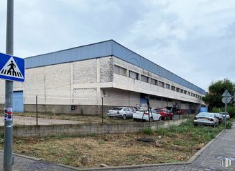 Industrial for sale at Zona industrial, Torrejón de Ardoz, Madrid, 28850 with car, building, sky, plant, cloud, vehicle, motor vehicle, tree, traffic sign and residential area around