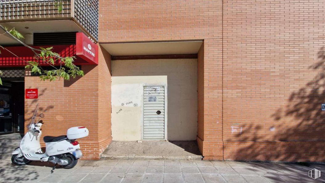 Retail for rent at Avenida Río Boladiez, 7, Toledo, 45007 with motorcycle, door, wheel, tire, plant, building, road surface, window, asphalt and brick around