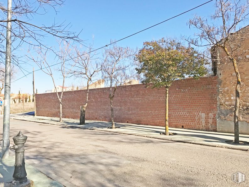 Land for sale & for rent at Calle Miguel Hernández, 1, Noblejas, Toledo, 45350 with sky, daytime, property, road surface, asphalt, land lot, brickwork, brick, overhead power line and thoroughfare around