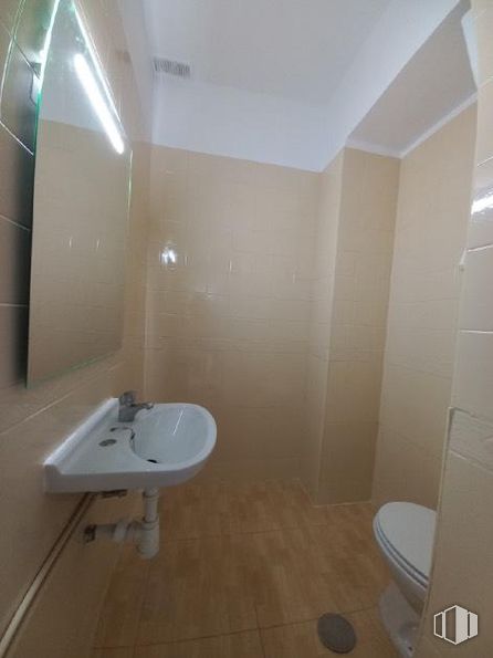 Oficina en venta en Zona Rubén Darío, Chamberí, Madrid, 28010 con inodoro, fregadero, espejo, lavabo, accesorios de fontanería, accesorio, cuarto de baño, grifo, madera y fluido alrededor