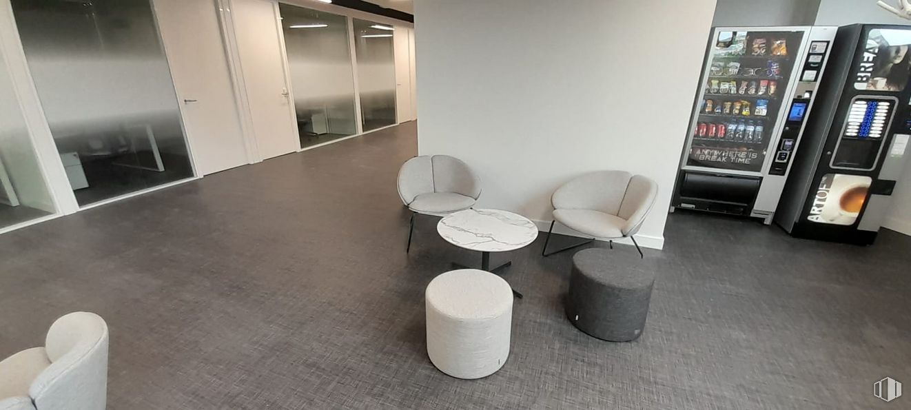 Oficina en alquiler en Calle Manuel Tovar, 31, Fuencarral - El Pardo, Madrid, 28034 con silla, mesa, mueble, diseño de interiores, madera, piso, comodidad, diseño automotriz, pavimentos y brazo alrededor